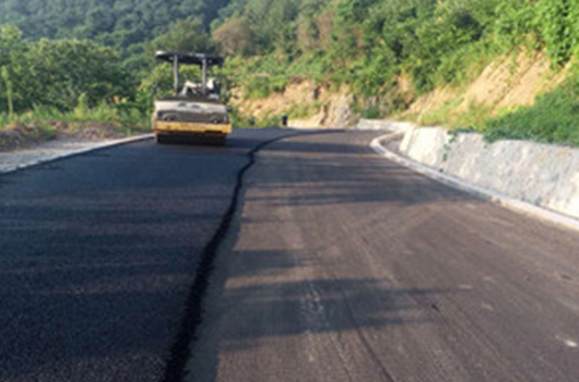 重載交通路段的道路刷黑，有